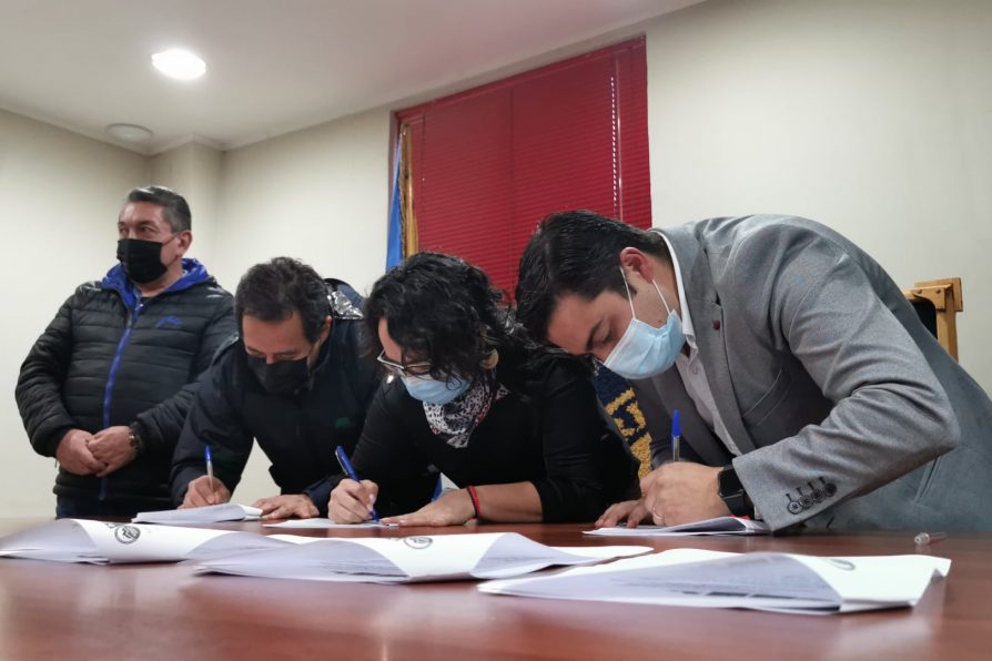 Firman convenio para la entrega de leña a los sectores más vulnerables de Aysén
